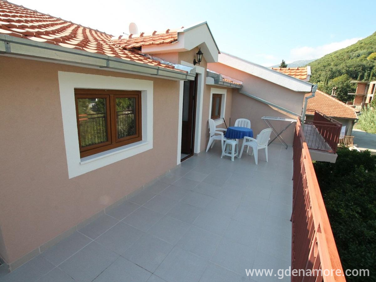 Apartmani Tre Sorelle, privatni smeštaj u mestu Kumbor, Crna Gora - sjeverna terasa