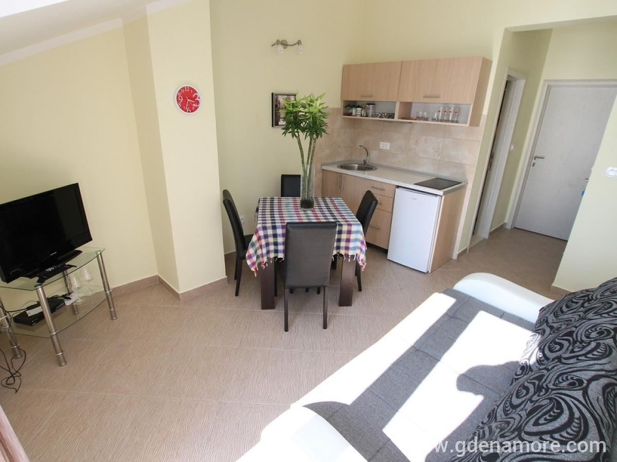Apartmani Tre Sorelle, privatni smeštaj u mestu Kumbor, Crna Gora - dnevna soba sa trpezarijom