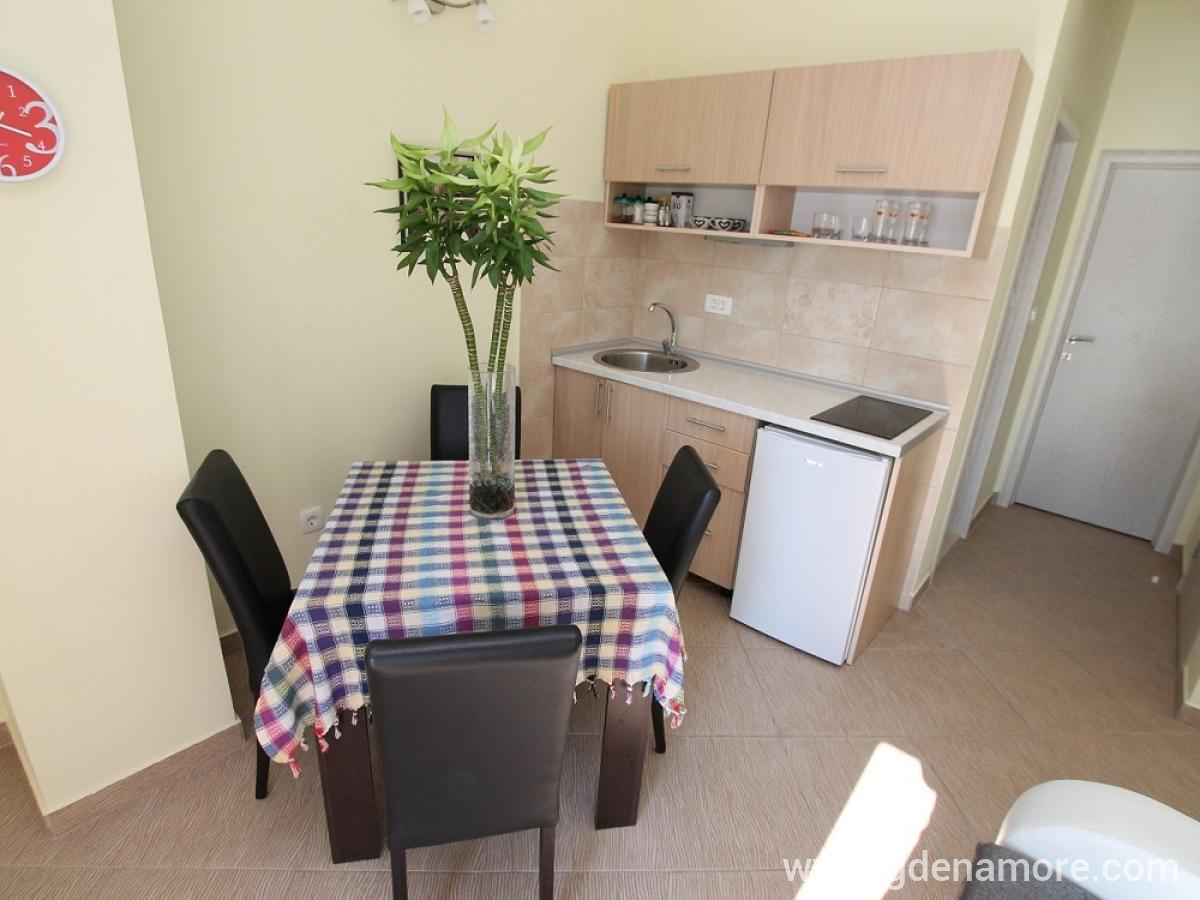 Apartmani Tre Sorelle, privatni smeštaj u mestu Kumbor, Crna Gora - kuhinja i trpezarija