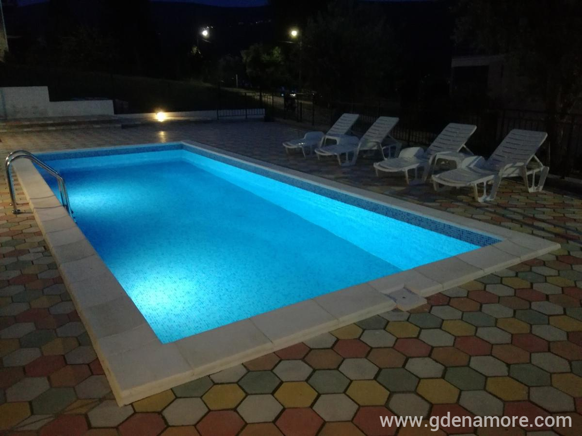 Apartmani Tre Sorelle, privatni smeštaj u mestu Kumbor, Crna Gora - bazen 9